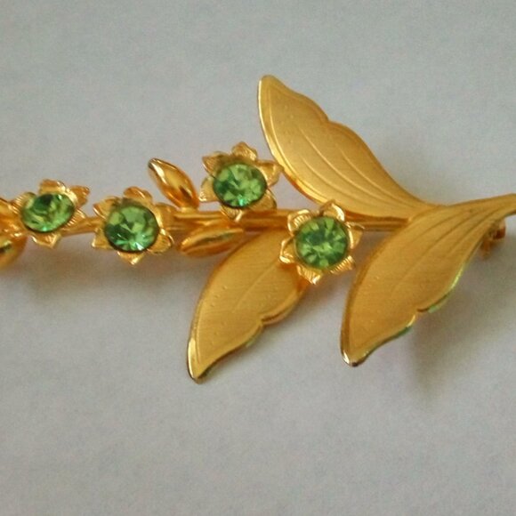Vintage Bond Boyd GF Goldtone Green Rhinestone Flower Brooch - Picture 2 of 8